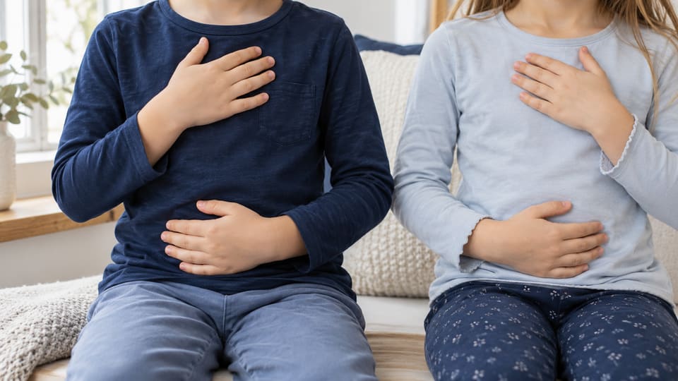 Zwei Kinder legen bei einer ruhigen Atempause die Hände auf Brustkorb und Bauch.
