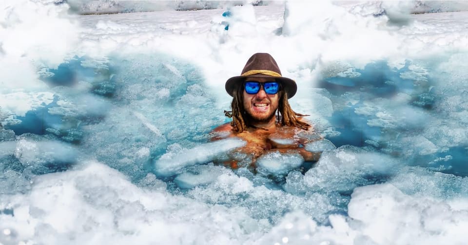Eine Person badet in einem Eisloch zwischen Eisschollen